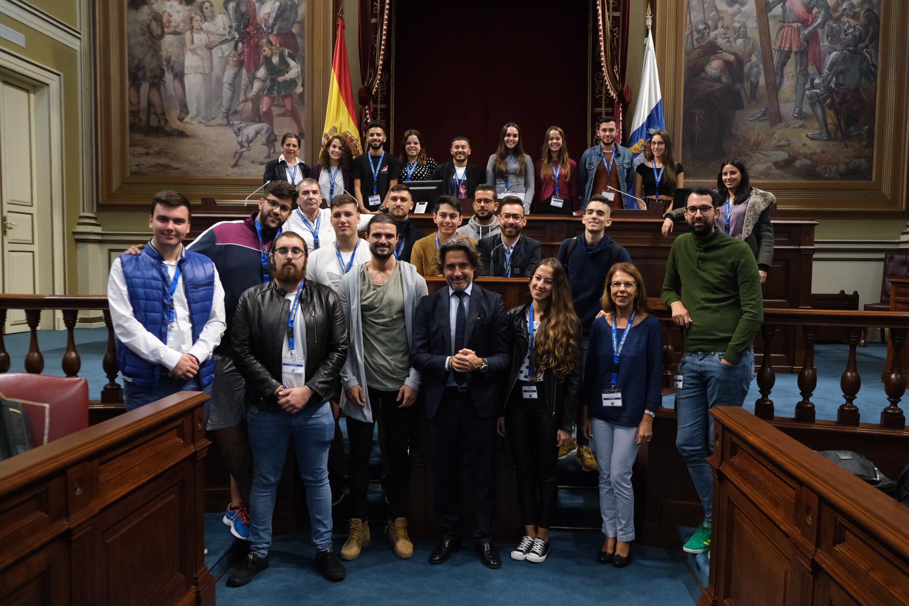 El grupo de jóvenes del programa ¿Conoces tus parlamentos? junto al presidente del Parlamento canario y la consejera de Educación y Juventud de Gran Canaria