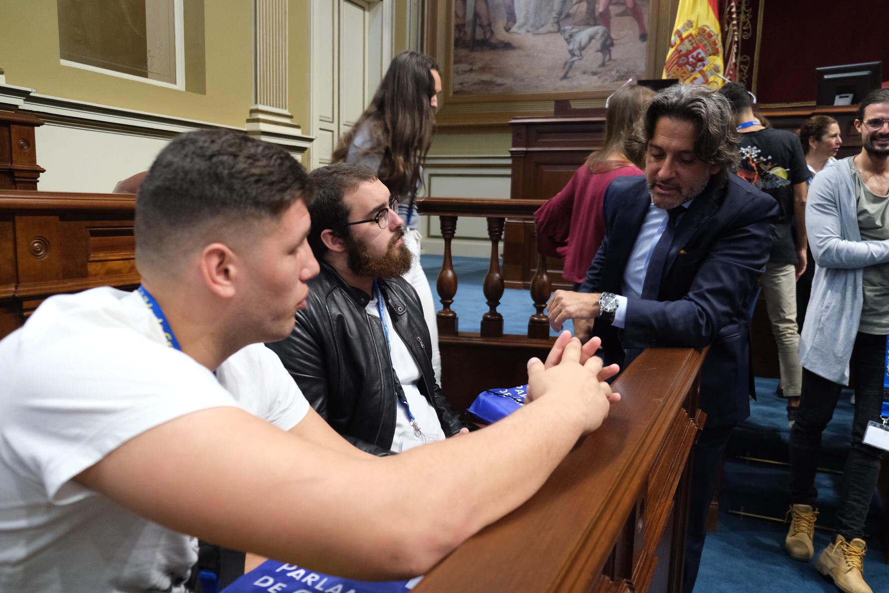 El presidente del Parlamento, Gustavo Matos, charlando con algunos de los jóvenes