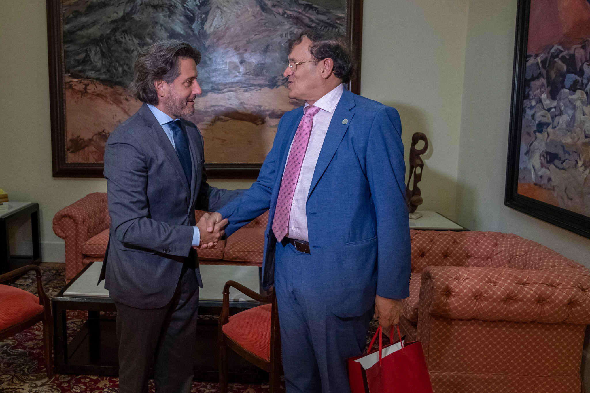 El presidente del Parlamento de Canarias saludando al cónsul general del Reino de Marruecos en Canarias