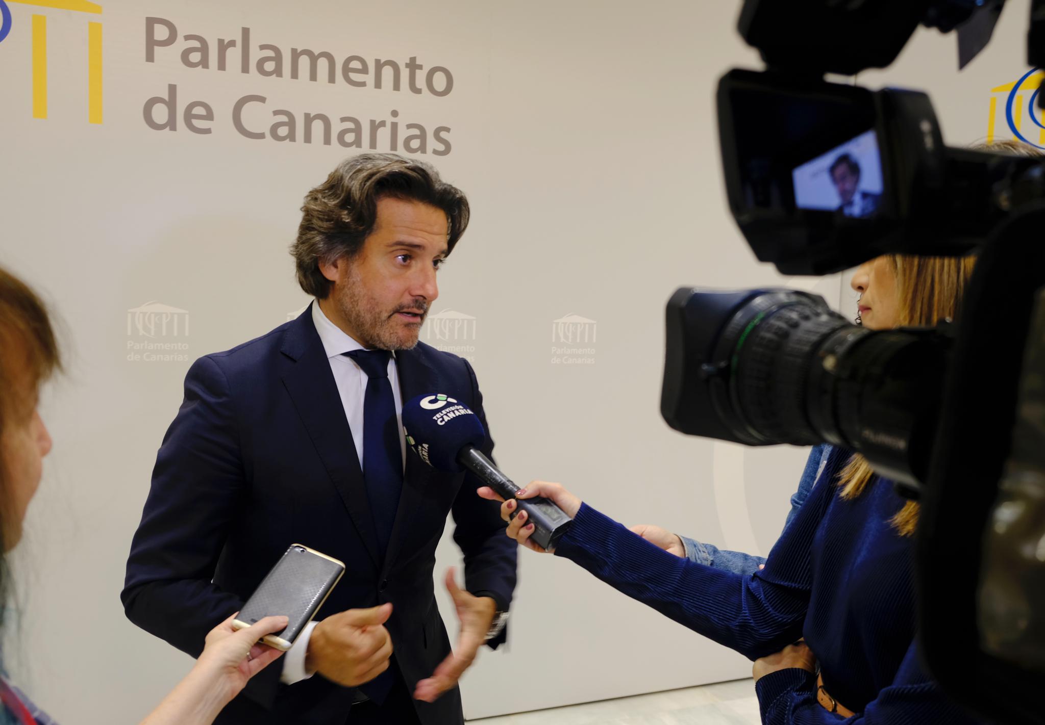 El presidente del Parlamento de Canarias atendiendo a los medios de comunicación