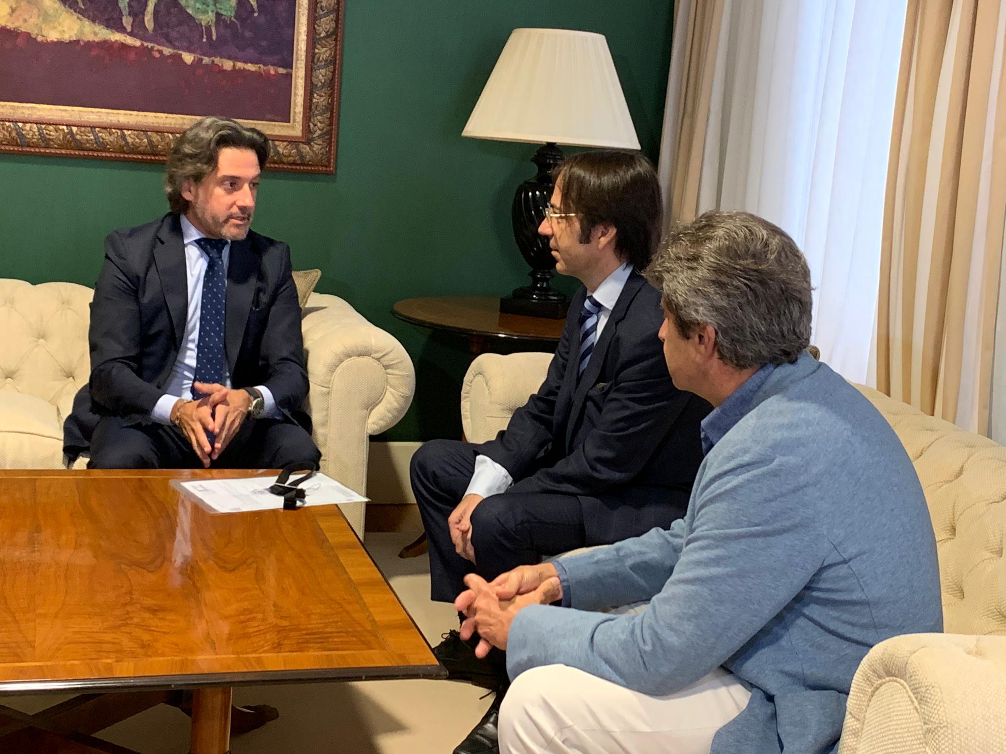 Un momento durante la reunión del presidente del Parlamento de Canarias con los representantes de Demócratas para el Cambio