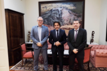 Fotografía El presidente del Parlamento de Canarias, Gustavo Matos, recibe al alcalde de Santa Cruz de La Palma y al primer teniente de alcalde 