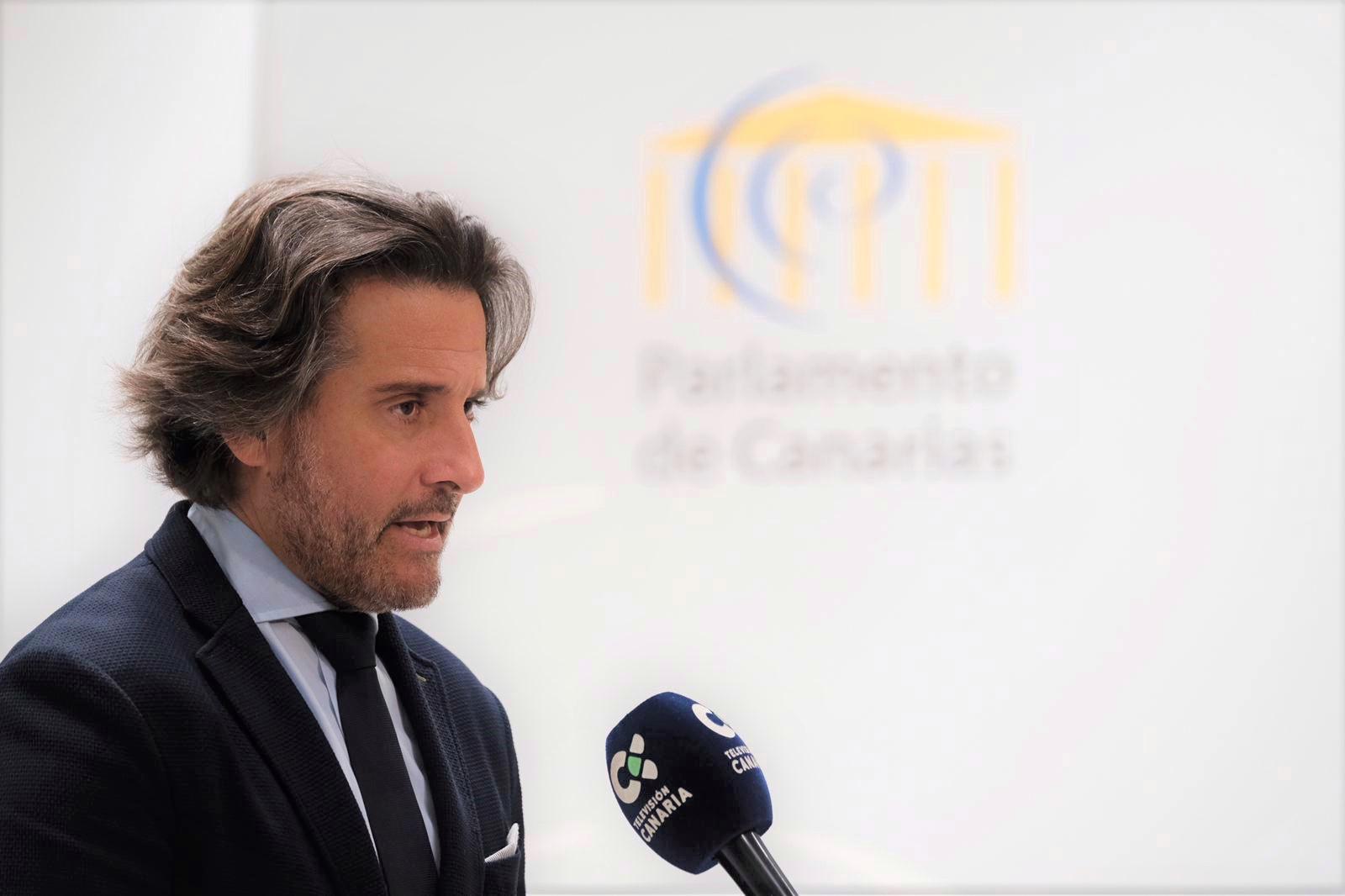El presidente del Parlamento de Canarias atendiendo a los medios de comunicación