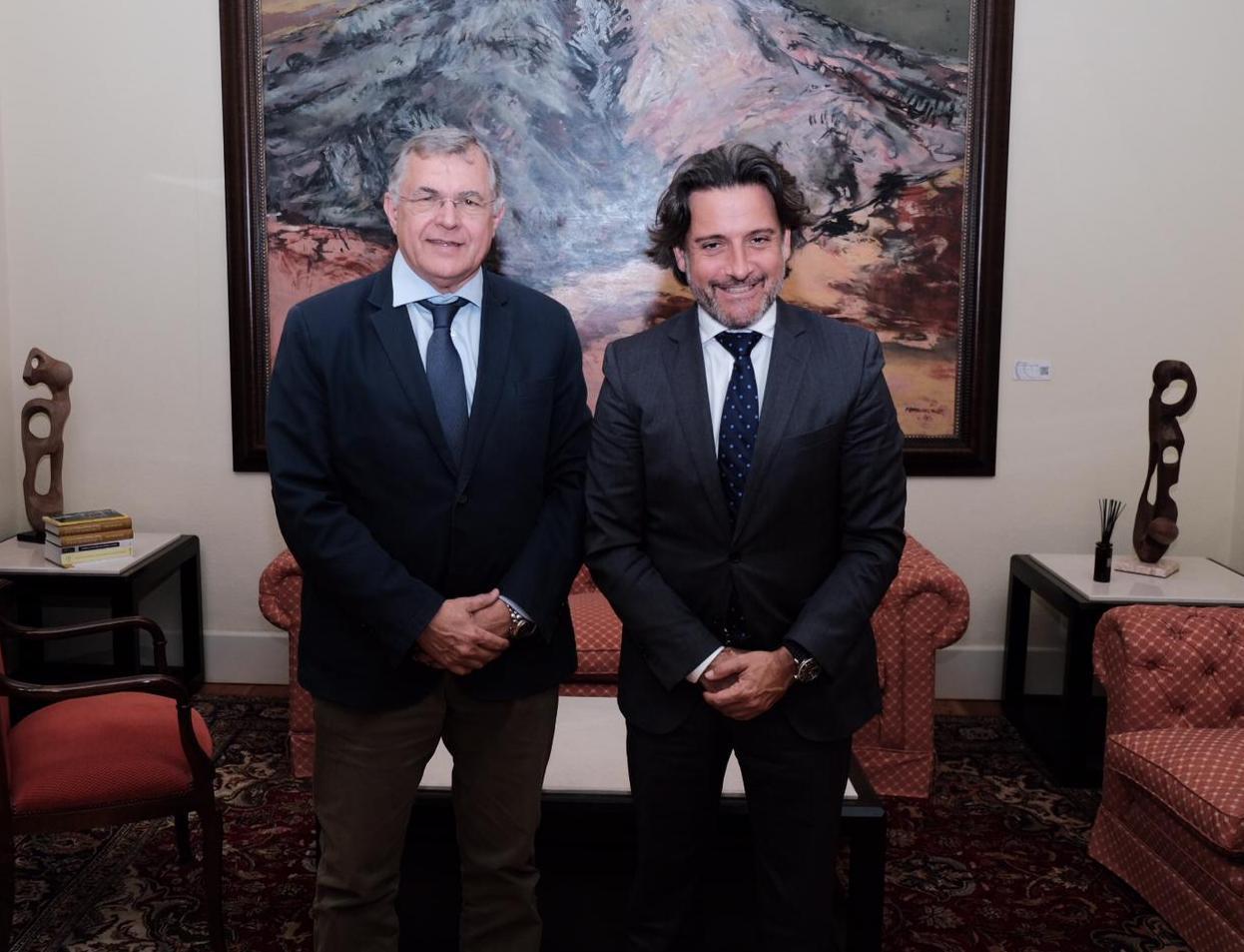 El presidente del Parlamento de Canarias junto al presidente de la Autoridad Portuaria de Santa Cruz de Tenerife