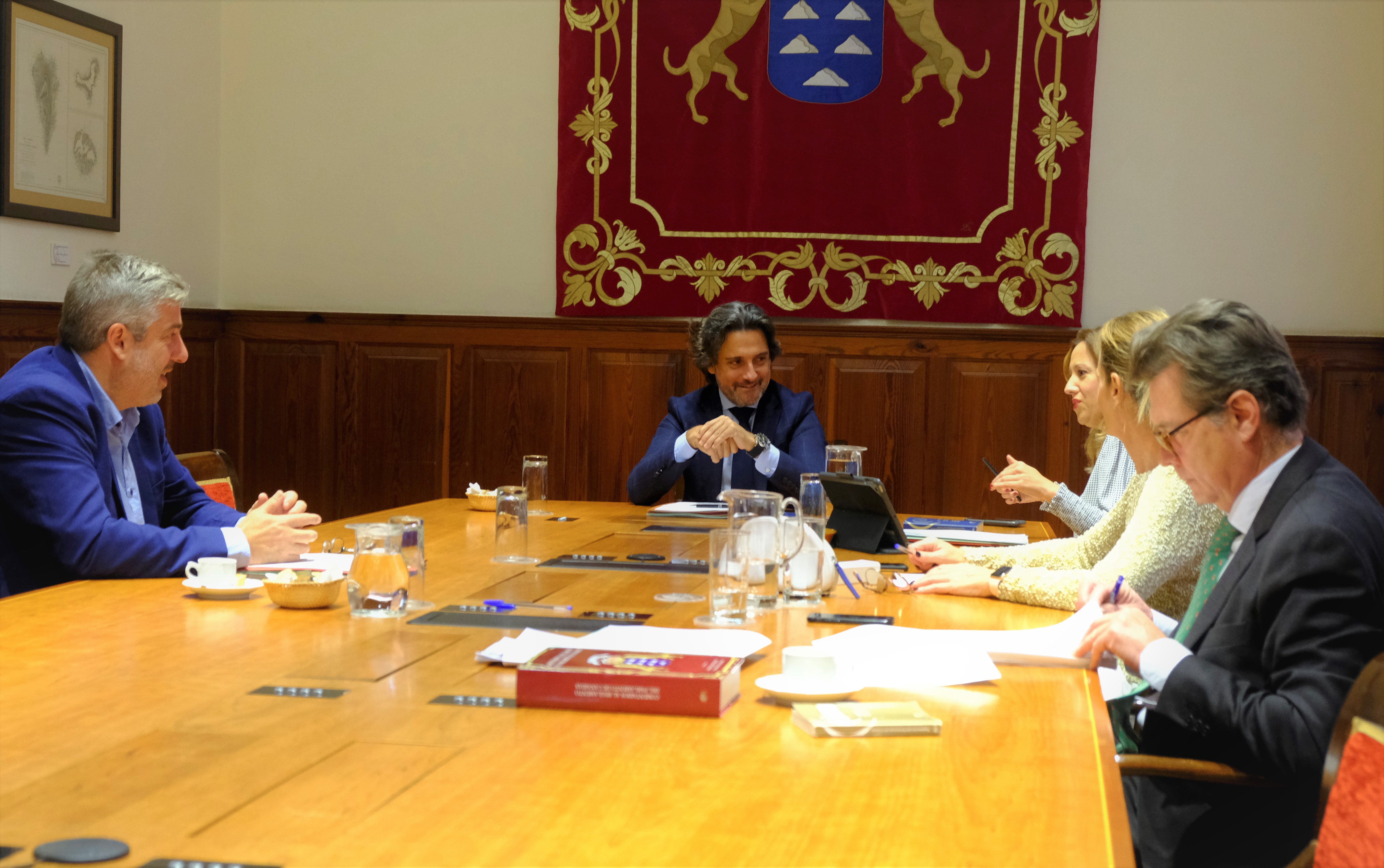La Mesa del Parlamento de Canarias durante su reunión