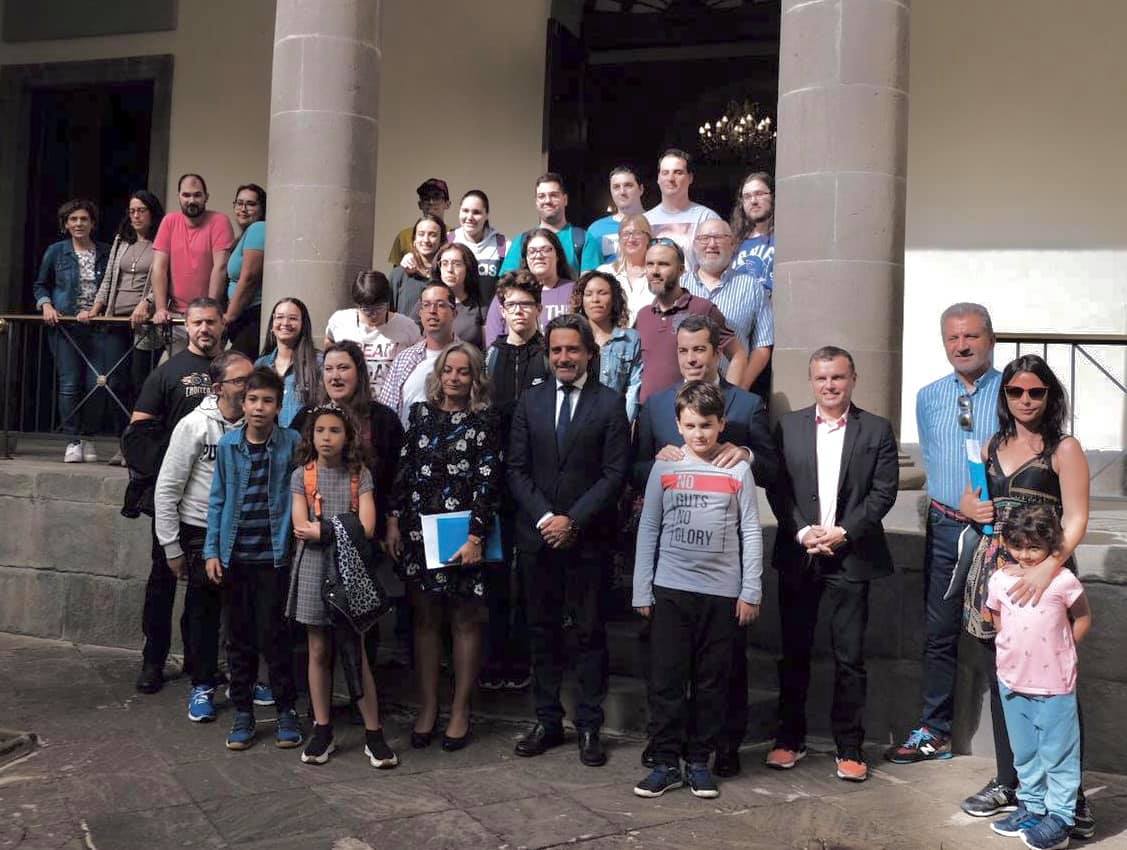 El presidente del Parlamento de Canarias con las familias de la asociación Aspercan