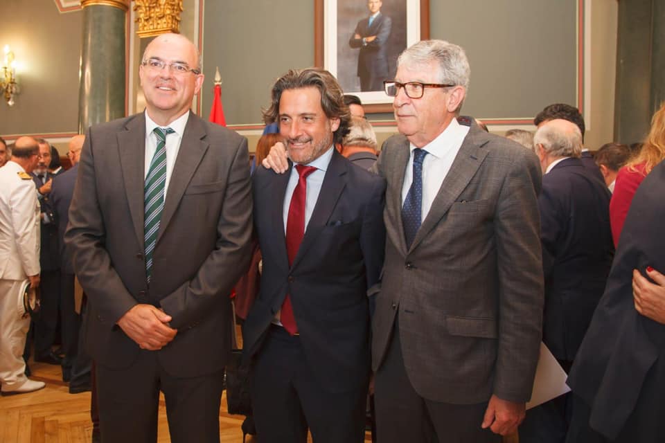 El presidente del Parlamento de Canarias con el nuevo delegado del Gobierno de España en Canarias y con el anterior