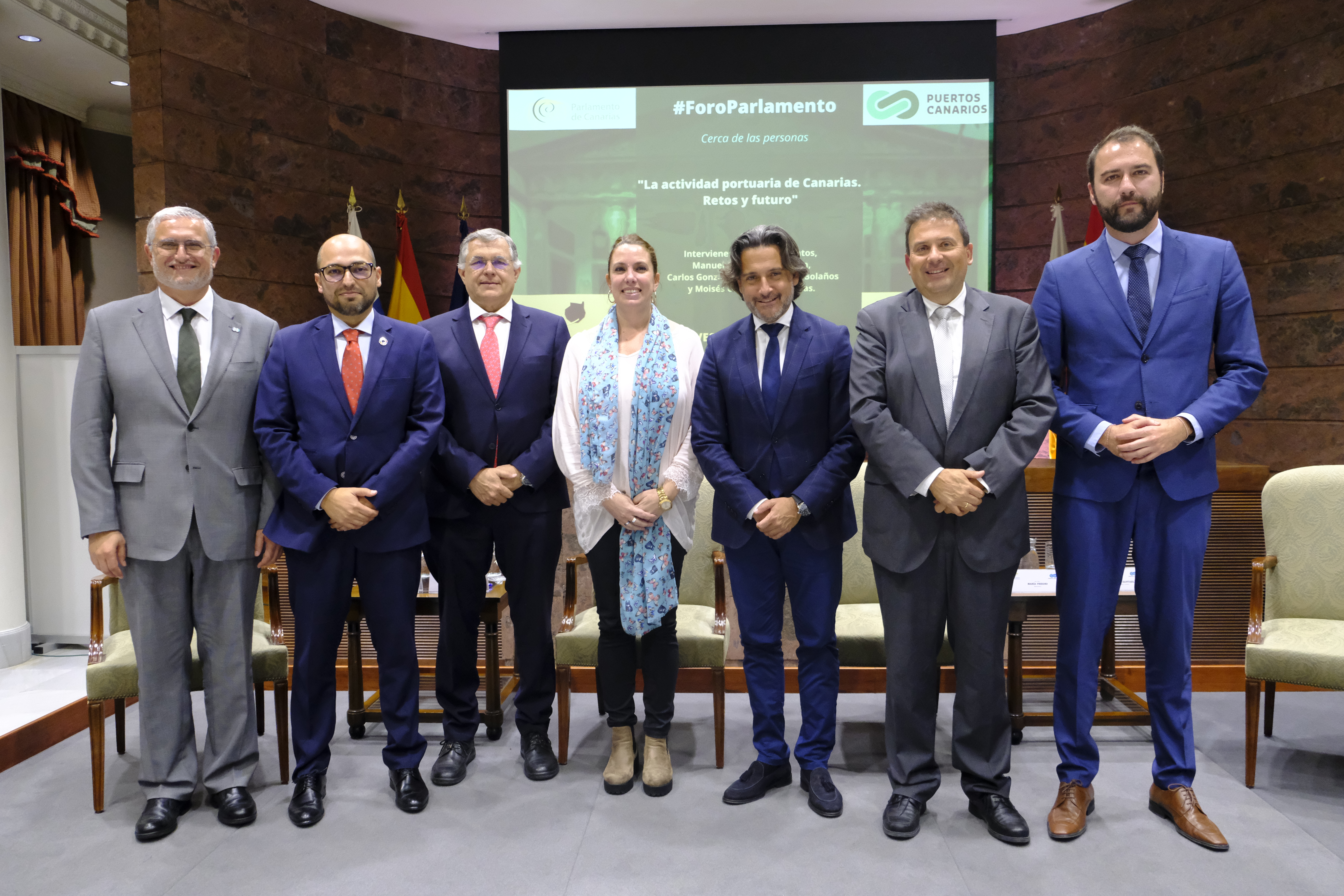 El presidente del Parlamento de Canarias junto a los ponentes del quinto Foro Parlamento y su moderadora, María Fresno