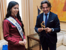 Fotografía  El presidente del Parlamento de Canarias recibe a la Reina del Carnaval del Hogar Canario Venezolano