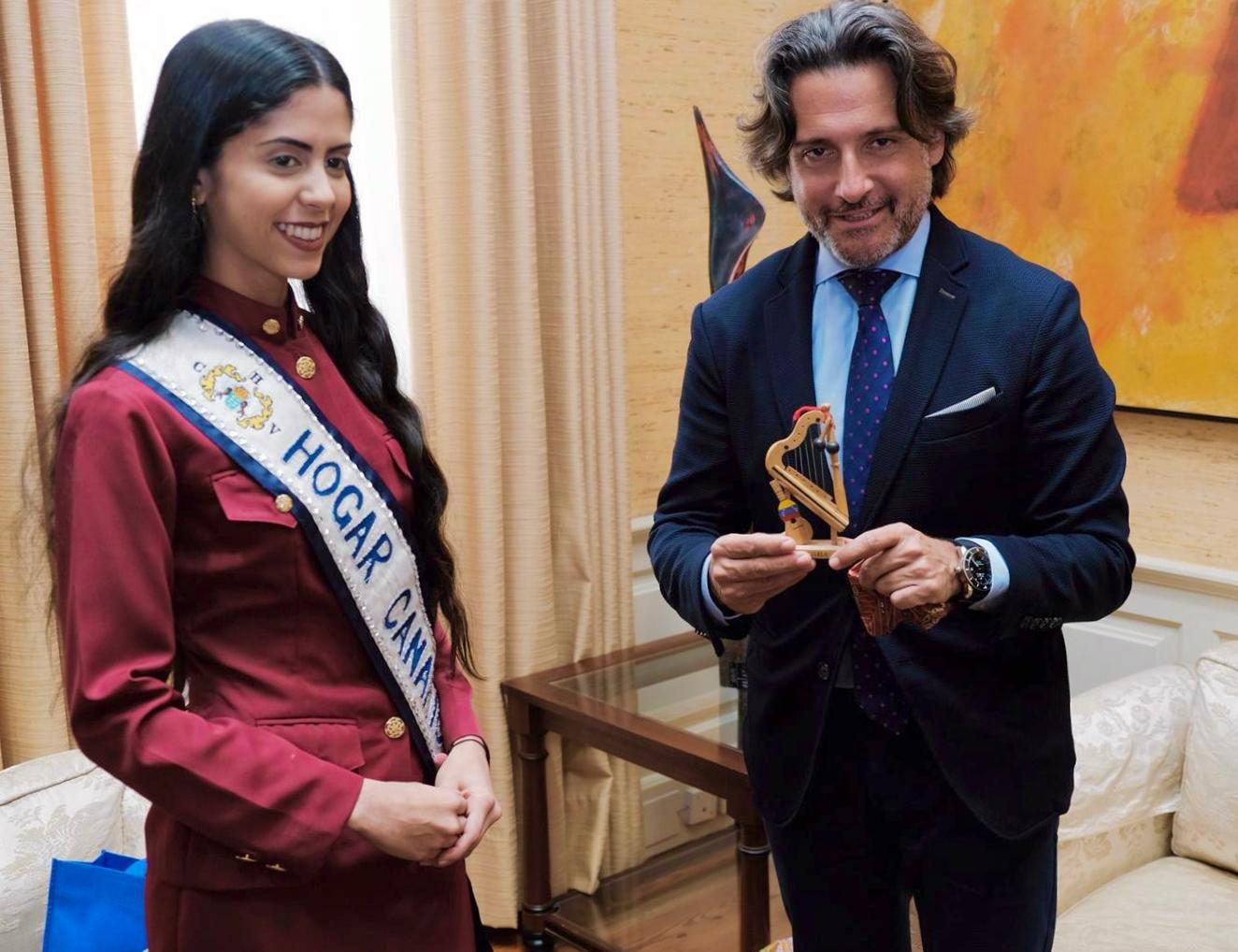 El presidente del Parlamento de Canarias con la Reina del Carnaval del Hogar Canario Venezolano