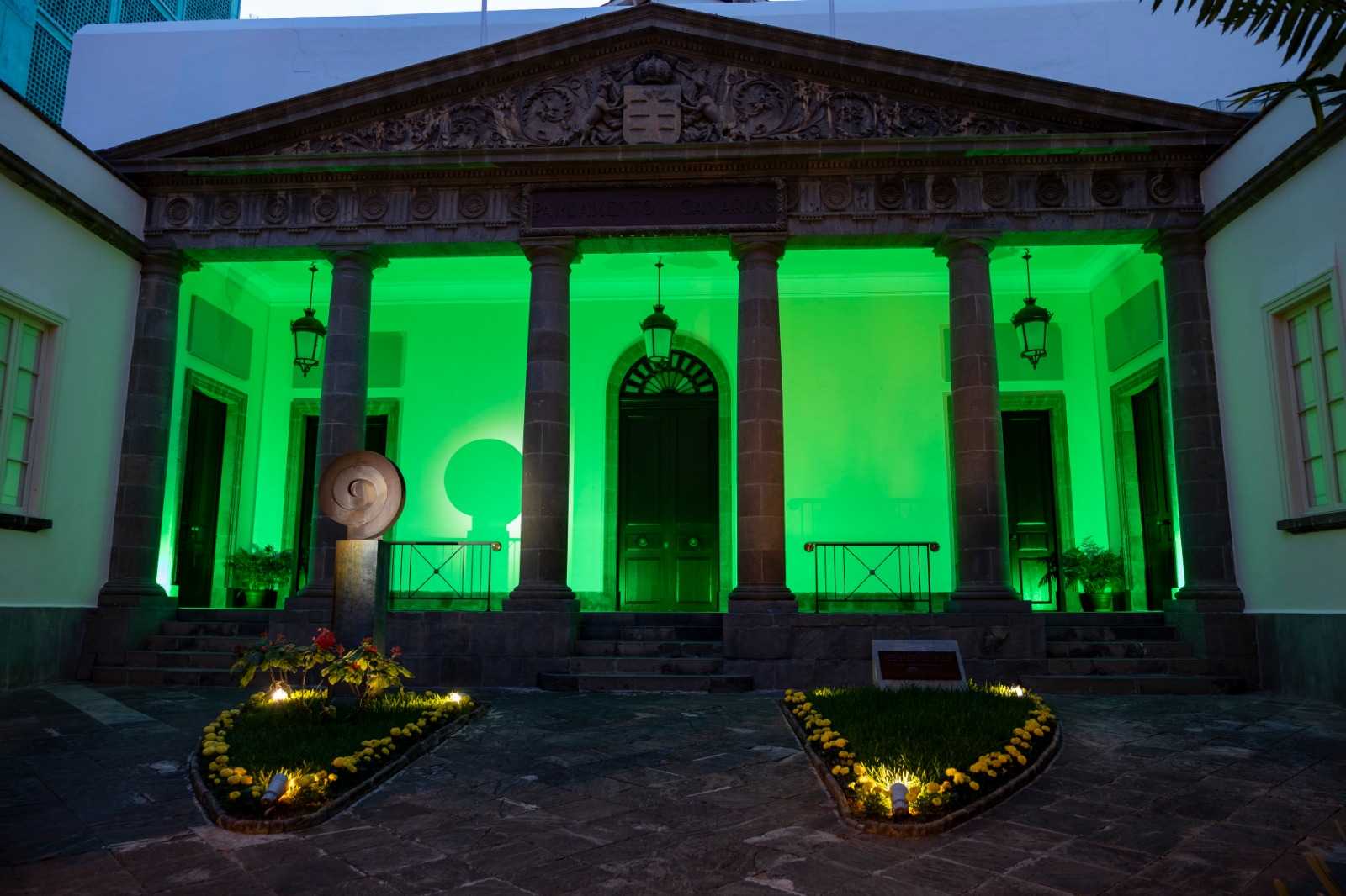 La fachada del Parlamento iluminada de color verde