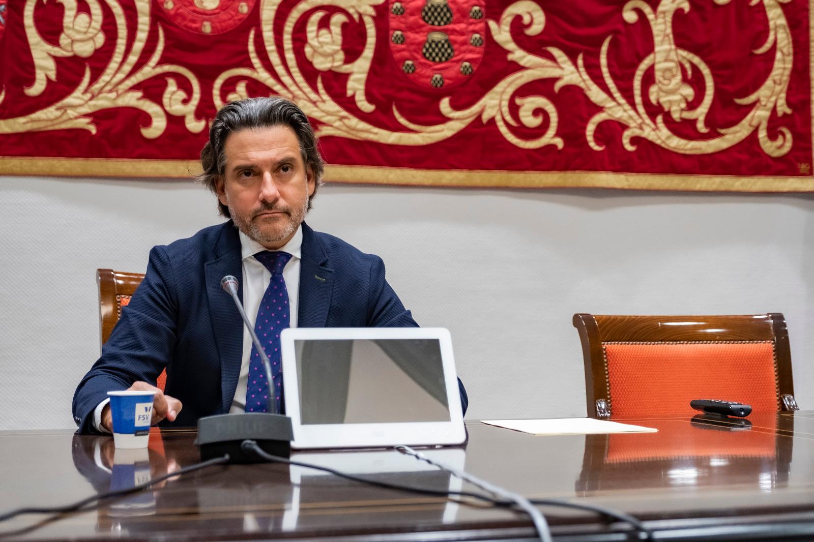 El presidente del Parlamento de Canarias durante la reunión telemática