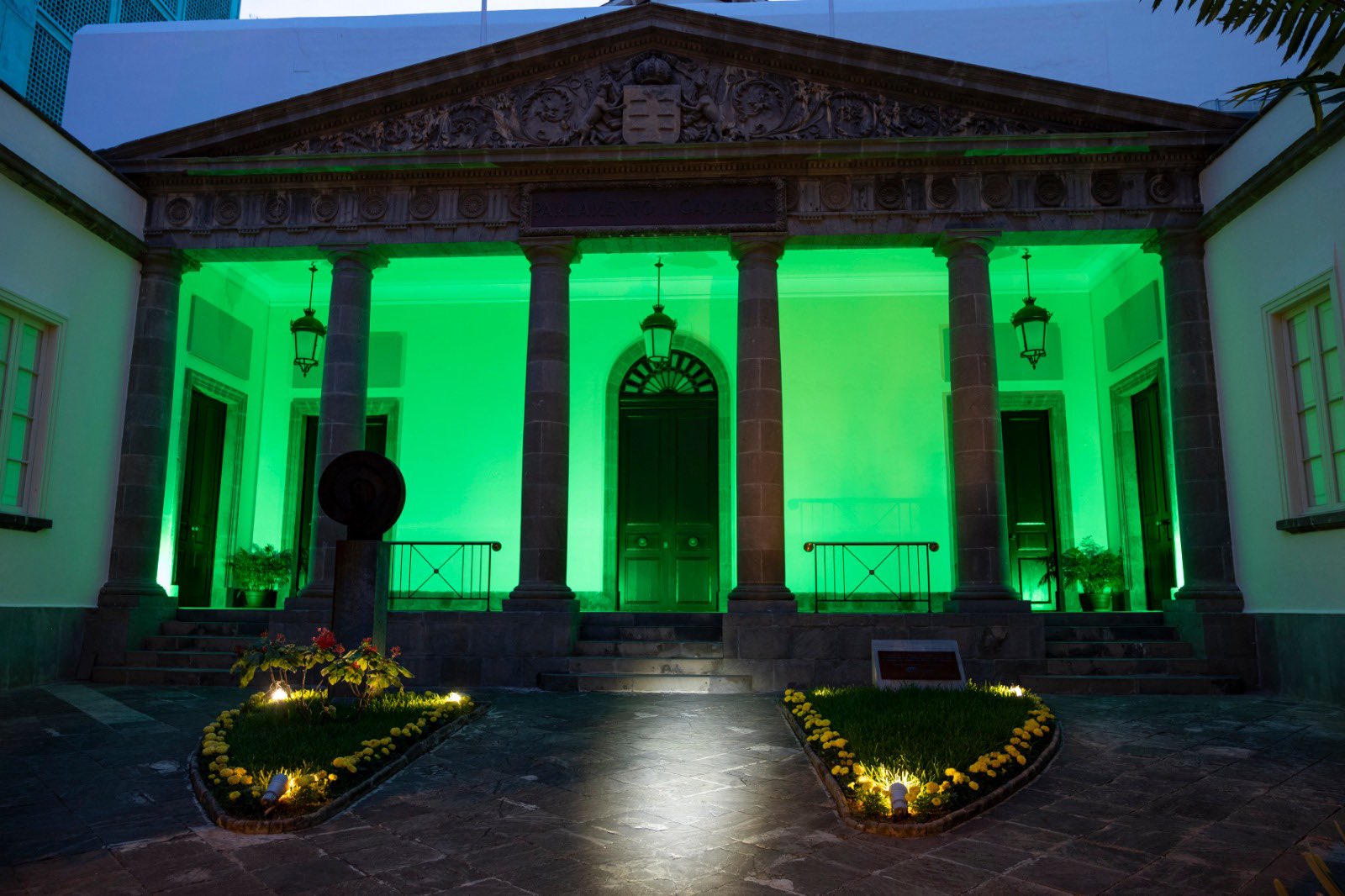 La fachada del Parlamento iluminada de color verde