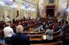 Fotografía El Parlamento retoma las sesiones plenarias con el recuerdo a las 151 personas fallecidas en Canarias por COVID-19 y el apoyo a sus familias 