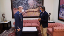 Fotografía El presidente del Parlamento de Canarias, Gustavo Matos, recibe al general jefe del Mando Aéreo de Canarias, Fernando de  la Cruz Caravaca 