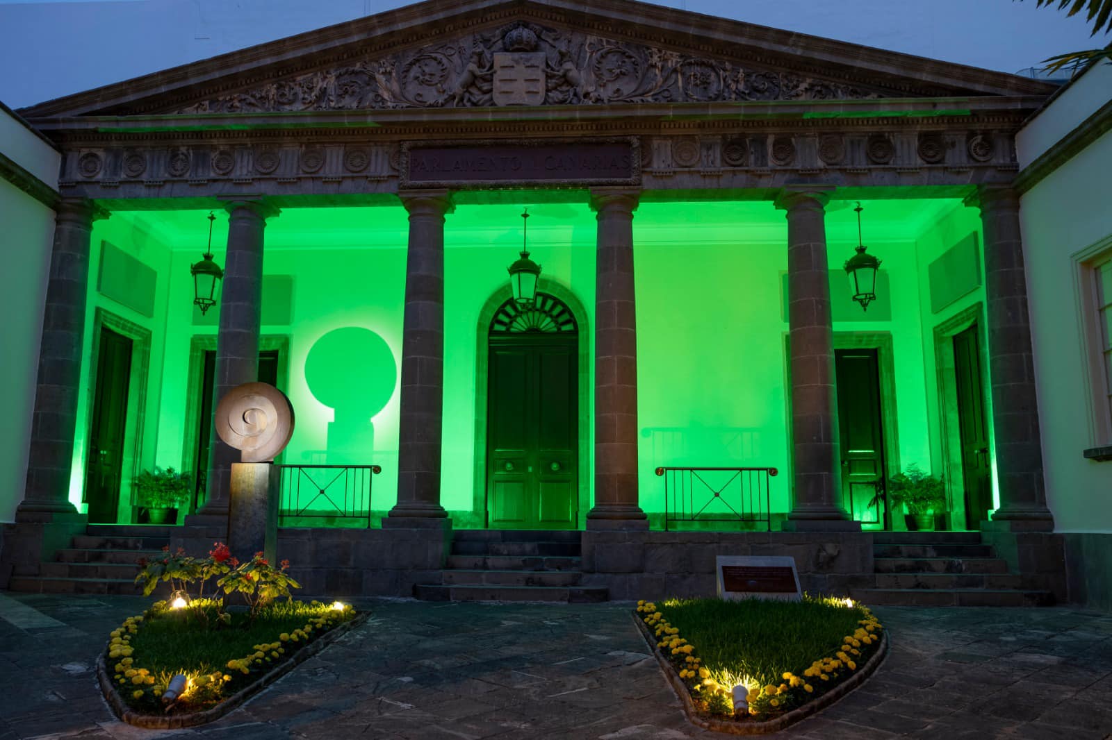 El Parlamento se ilumina de verde por las víctimas del COVID19