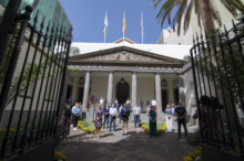 Fotografía  El Parlamento de Canarias guarda un minuto de silencio en memoria de Ramona, la mujer asesinada en Tenerife en un nuevo caso de violencia de género 