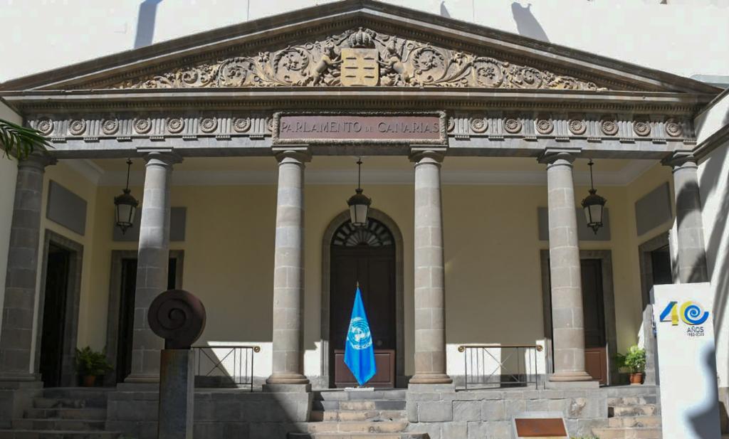 La bandera de las Naciones Unidas en el Parlamento de Canarias