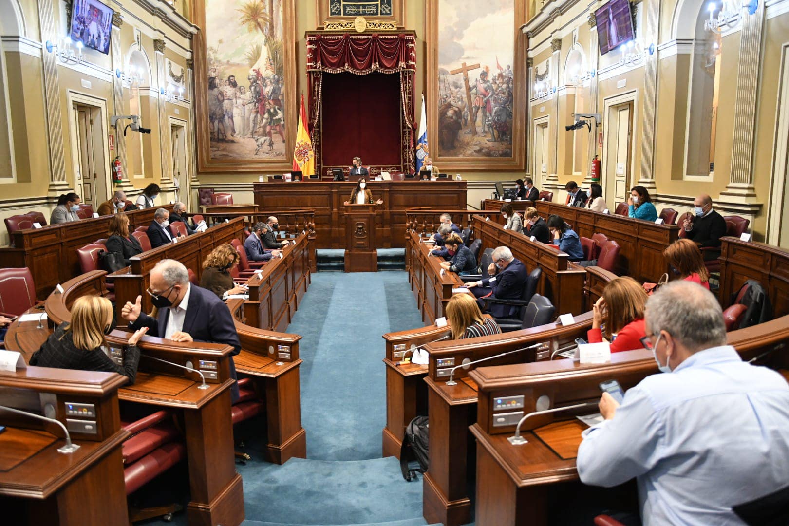 Un momento durante un pleno del Parlamento de Canarias