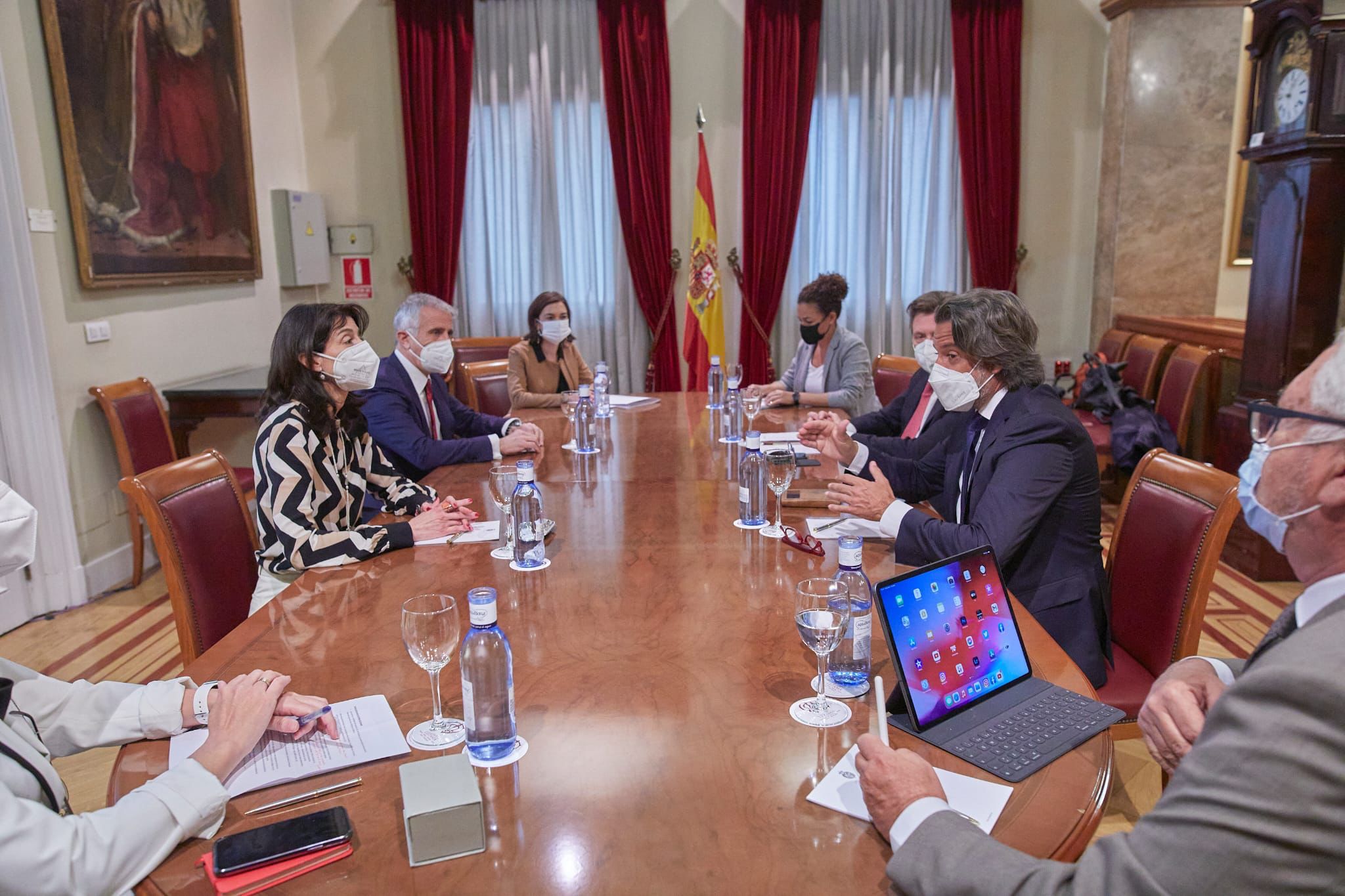 Un momento durante la reunión del presidente del Parlamento de Canarias y de la CALRE, Gustavo Matos, con la presidenta del Senado, Pilar Llop