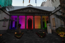 Fotografía La fachada del Parlamento de Canarias se ilumina con los colores de la bandera del pueblo gitano (azul, rojo y verde) con motivo de la celebración del Día Internacional del Pueblo Gitano 