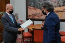 Fotografía El presidente del Parlamento de Canarias, Gustavo Matos, recibió este miércoles el Informe Anual 2020 de la Diputación del Común de manos de su titular, Rafael Yanes
