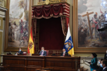 Fotografía S.M. el Rey entrega la Medalla de Oro de la Real Academia de las Bellas Artes al Parlamento de Canarias