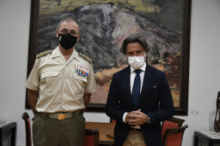 Fotografía El presidente del Parlamento de Canarias, Gustavo Matos, recibe al teniente general Carlos Palacios Zaforteza, jefe del Mando de Canarias hasta la pasada semana tras su nombramiento como segundo jefe de Estado Mayor del Ejército de Tierra