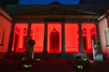 Fotografía La fachada del Parlamento de Canarias se ilumina de color rojo con motivo de la conmemoración, este 1 de diciembre, del Día Mundial del Sida 