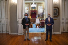 Fotografía El presidente del Parlamento de Canarias, Gustavo Matos, recibe el Informe Anual 2021 de la Diputación del Común de manos de su titular, Rafael Yanes