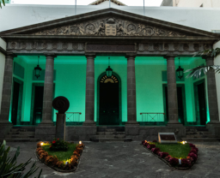 Fotografía La fachada principal del Parlamento de Canarias se ilumina de color turquesa durante estos días con motivo del Día Nacional de las Lenguas de Signos Españolas 