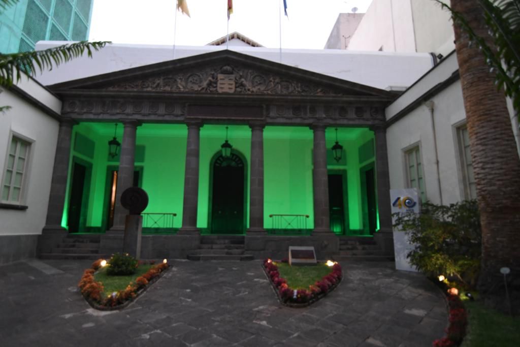 Fachada del Parlamento de Canarias iluminada de color verde