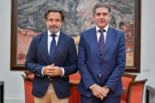 Fotografía El presidente del Parlamento de Canarias, Gustavo Matos, recibe al director de RTVE en Canarias, José María García Mediano 