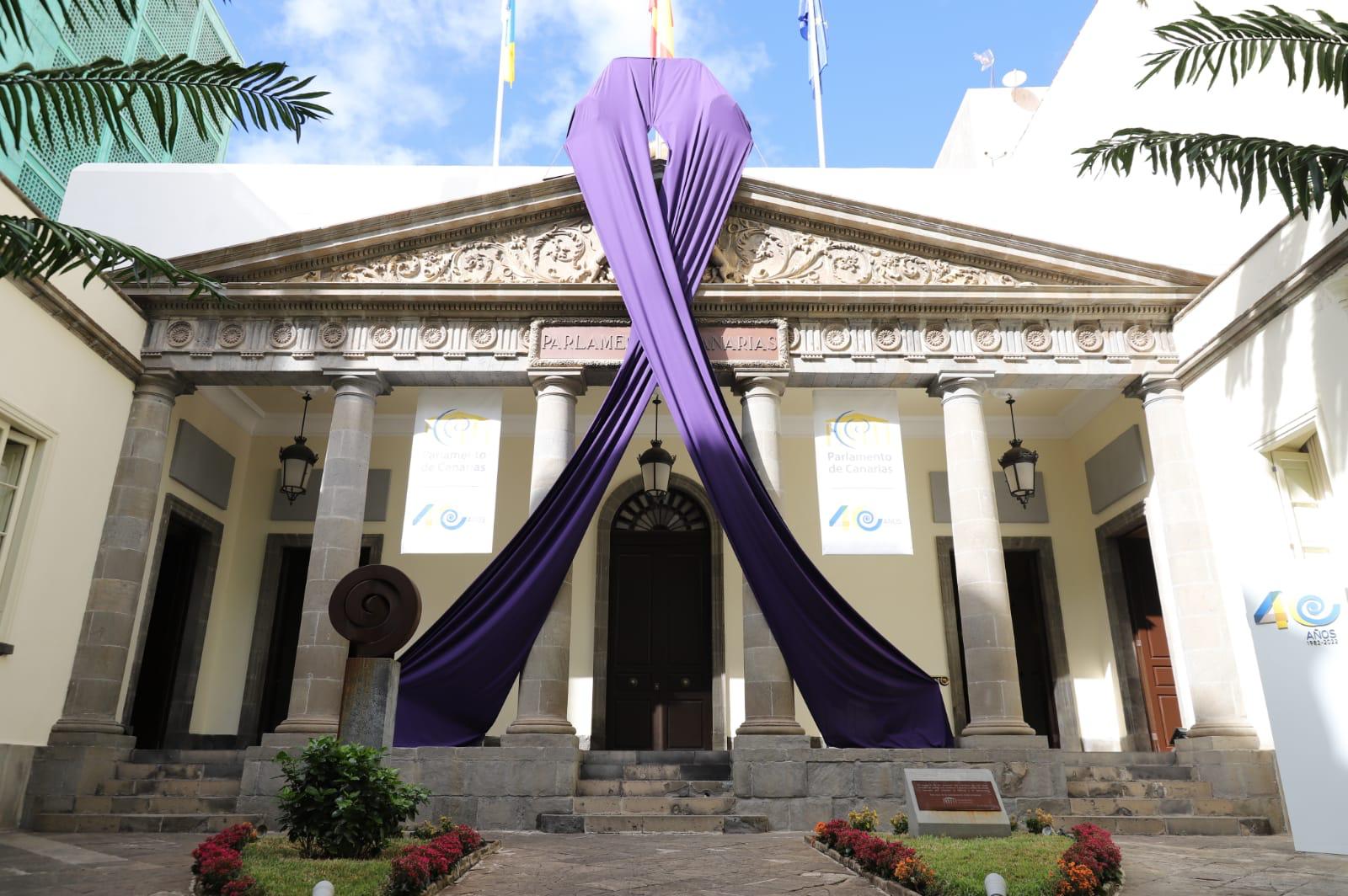 La fachada del Parlamento de Canarias con un lazo violeta por el Día Internacional de la Eliminación de la Violencia contra la Mujer