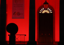 Fotografía La fachada del Parlamento de Canarias se ilumina este jueves de color rojo con motivo de la conmemoración, este 1 de diciembre, del Día Mundial del Sida 
