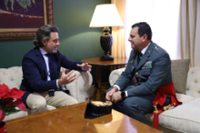 Fotografía El presidente del Parlamento de Canarias, Gustavo Matos, recibe al nuevo general jefe de Zona de la Guardia Civil en Canarias 