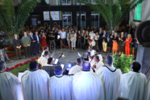 Fotografía El Parlamento de Canarias celebra su encendido navideño con la inauguración del Belén y un concierto abierto al público 