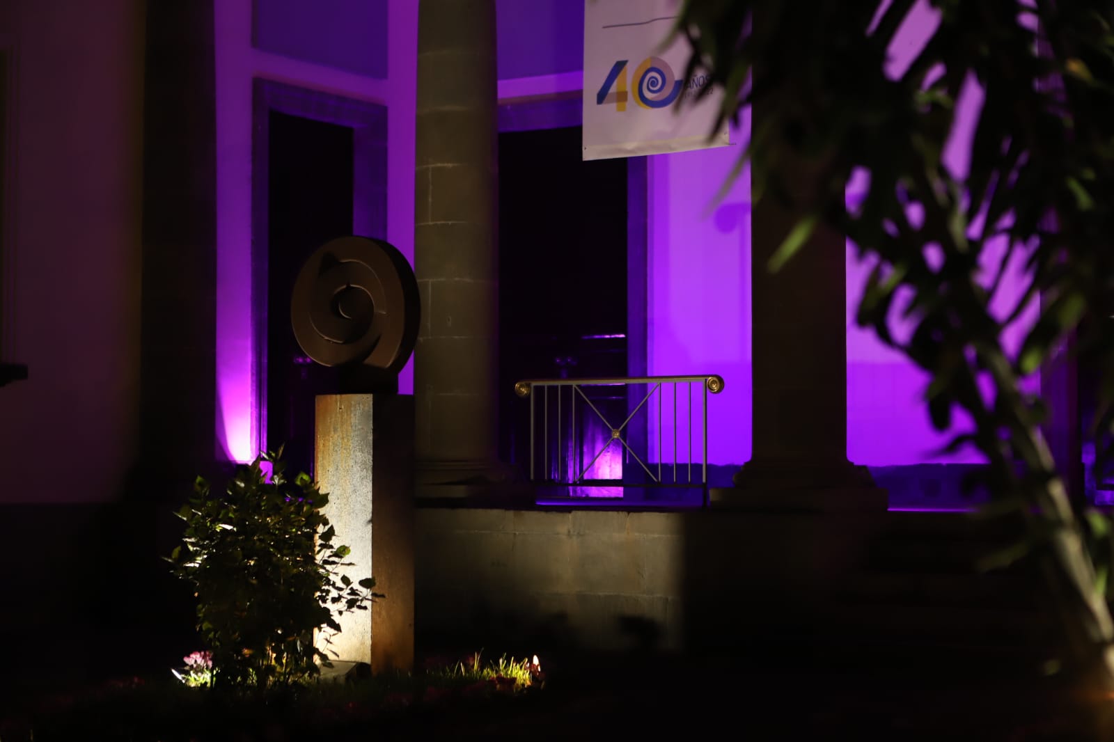 La fachada del Parlamento de Canarias iluminada de color violeta
