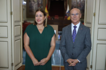 Fotografía El Diputado del Común entrega su informe sobre vivienda a la presidenta del Parlamento de Canarias 