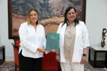 Fotografía La Fiscal Superior de Canarias entrega la memoria de la Fiscalía de la Comunidad Autónoma a la presidenta del Parlamento 