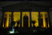Fotografía La fachada del Parlamento de ilumina de color dorado con motivo del Día internacional Contra el Cáncer Infantil 