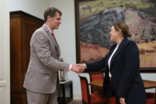 Fotografía  La presidenta del Parlamento de Canarias recibe al embajador de Reino Unido en España 
