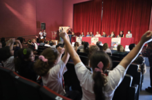 Fotografía La presidenta de la Cámara insta a las nuevas generaciones a “acabar con la discriminación creciendo juntos en igualdad” 