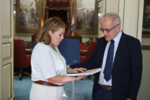Fotografía El Comisionado de Transparencia entrega su informe anual a la presidenta del Parlamento