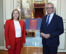 Fotografía Pablo Matos entrega a Astrid Pérez la última memoria de su mandato al frente del Consejo Consultivo de Canarias 