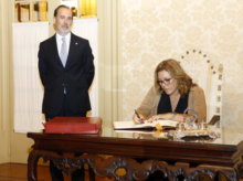 Fotografía Astrid Pérez es recibida en el Parlamento de Islas Baleares firmando en el Libro de Honor
