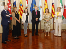Fotografía Astrid Pérez es recibida en el Parlamento de Islas Baleares firmando en el Libro de Honor 