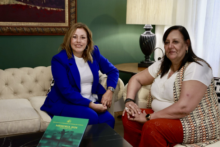 Fotografía Astrid Pérez recibe la Memoria de la Fiscalía de la Comunidad Autónoma por parte de su titular, María Farnés 