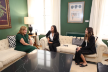Fotografía La presidenta del Parlamento recibe a la Asociación de Integración Social 'Viajando Juntos 