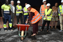 Fotografía La presidenta del Parlamento participa en el acto de colocación de la primera piedra de las viviendas sociales de Maneje 